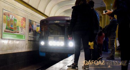 Bakı metrosunda həyəcanlı anlar: Sərnişin qatar yoluna yıxıldı