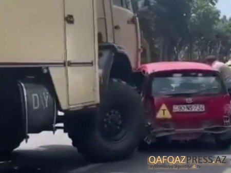 Bakıda təlim avtomobili hərbi maşının altına girdi: Avtomobildə qadınlar olub - FOTOLAR