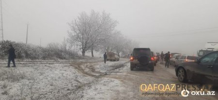 Qarlı hava Bakı-Şamaxı-Yevlax yolunu iflic etdi - FOTO