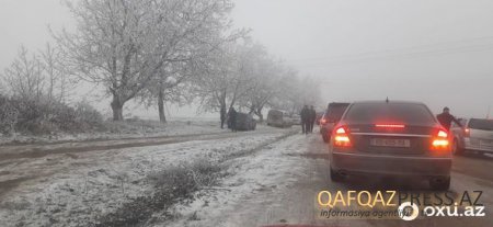 Qarlı hava Bakı-Şamaxı-Yevlax yolunu iflic etdi - FOTO